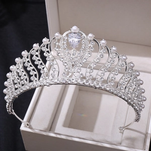 Détails de la couronne de mariée argentée avec perles et zircon brillant en goutte