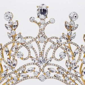 Makroaufnahme des luxuriösen goldenen Braut-Diaras mit funkelnden Kristallen und Steinen