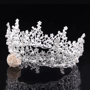 Luxuriöse barocke Brautkrone in Silber mit floralen Kristallen und weißen Perlen