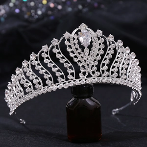 Détail macro du diadème de mariée argenté avec motifs de vigne et grand zircon goutte