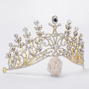 Makro-Detail des luxuriösen Gold-Braut-Diadems mit Blattmustern und Strasssteinen