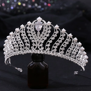 Couronne de mariée européenne avec zircons brillants, perles blanches et pierre en goutte