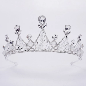 Gros plan détaillé d'une couronne de mariée argentée avec cristaux et design symétrique