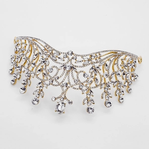 Luxuriöse goldene Tiara mit funkelnden Strasssteinen und Kristallen für Hochzeiten