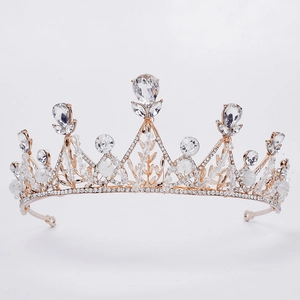 Détails de la tiare de mariée avec cristaux en goutte d'eau et monture dorée élégante