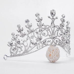 Detailansicht eines Braut-Tiaras mit funkelnden Strasssteinen und silbernen Blättern