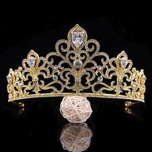 Couronne de mariée baroque dorée avec strass blancs et zircons sur fond noir élégant