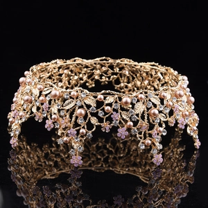 Details der barocken Brautkrone mit rosa Blumen, Perlen und goldenen Blumenmustern