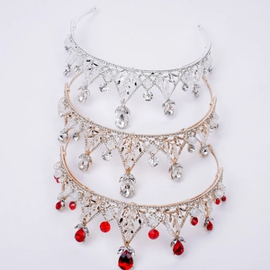 Vue détaillée des diadèmes de mariée en alliage d'argent et d'or avec motifs de cristaux