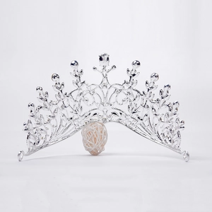 Nahaufnahme der silbernen Strass-Brautkrone mit Weinlaub-Design und Befestigungsösen