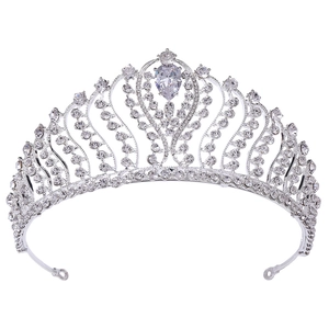 Couronne de mariée argentée avec zircons blancs et cristal central en forme de poire