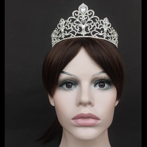 Gros plan d'un diadème de mariage argenté avec des strass étincelants et détails feuillus