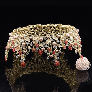 Detaillierte Seitenansicht der luxuriösen Barock-Brautkrone mit rosa Perlen und Kristallen