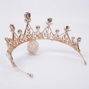 Gros plan d'une couronne de mariée dorée avec cristaux et pierres en forme de goutte