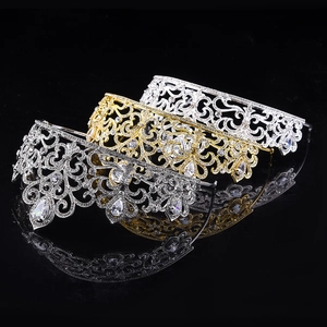 Couronnes de mariée élégantes avec strass et pierres précieuses sur fond de miroir noir