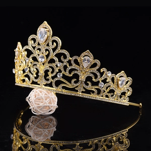 Vue latérale de la couronne de mariée dorée avec strass scintillants et zircons en goutte