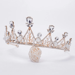 Vue détaillée du diadème de mariée de luxe montrant les cristaux de qualité et l'alliage