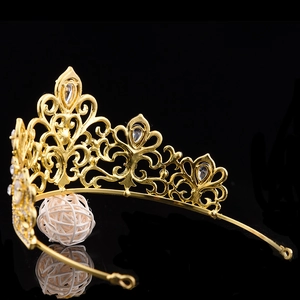 Détail d'une couronne de mariée vintage dorée avec filigrane et strass scintillants