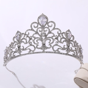 Détail macro d'une couronne de mariée argentée avec strass en poire et motifs filigranes