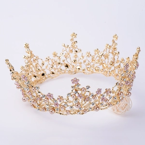 Goldene Barock-Brautkrone mit lila Kristallblumen und rosa Perlen in einer 45-Grad-Ansicht