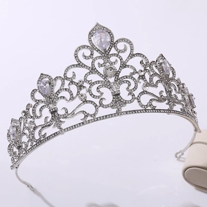 Détail de la couronne de mariée argentée avec zircons étincelants et strass en forme de poire