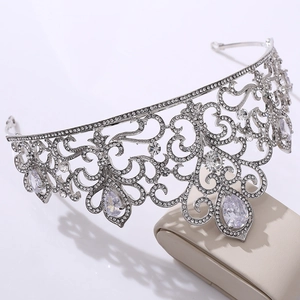Couronne de mariée luxueuse en argent avec strass brillants et cristaux en forme de poire