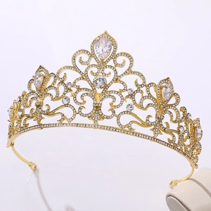 Détail d'une couronne de mariée dorée avec strass en forme de poire et motifs ciselés