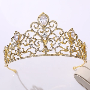Détails macro de la couronne de mariage en alliage avec strass étincelants et cristaux