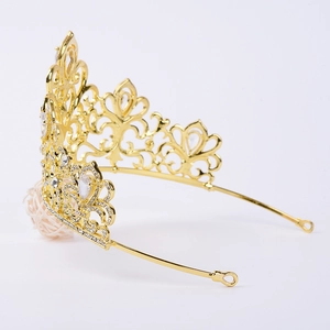 Vue détaillée de la couronne de mariée dorée avec strass scintillants et motifs ajourés