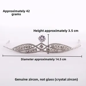 Vue détaillée d'une couronne de mariée en zircon argenté avec dimensions de 3,5 cm de hauteur