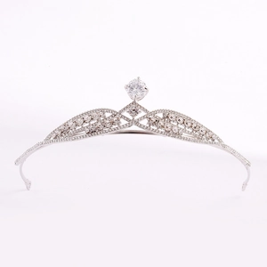 Vue macro détaillée de la couronne de mariée argentée avec des zircons blancs et des cristaux