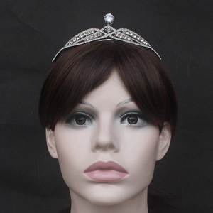 Détails de la couronne de mariée argentée avec strass blancs et grand cristal central rond