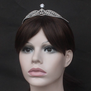 Détail d'une couronne de mariée argentée avec doubles courbes et un zircon central