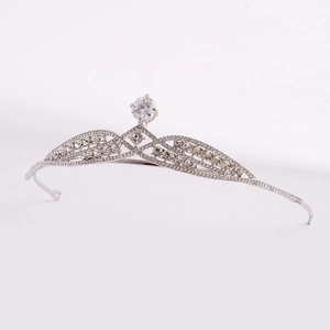 Détail macro du diadème de mariée argenté avec motifs de feuilles et cristal central