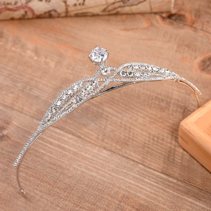 Couronne de mariée argentée avec zircons et cristaux étincelants sur fond en bois rustique
