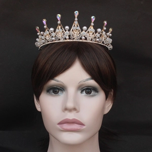 Détail d'une couronne de mariée dorée avec perles blanches et cristaux en goutte