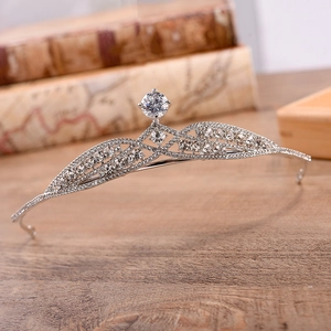 Couronne de mariée élégante en argent avec zircons sur un fond en bois vintage de mariage