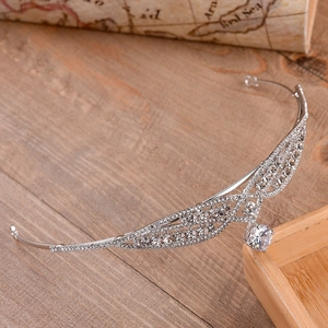 Couronne de mariée élégante en argent avec strass brillants et pendentif en zircon