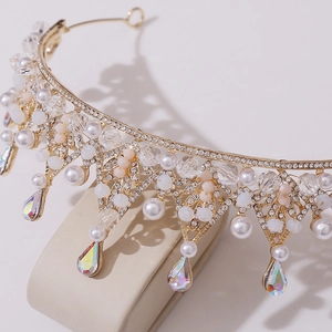 Couronne de mariée dorée avec perles blanches, cristaux et pendentifs en gouttes