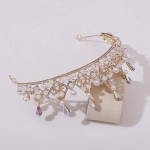 Détail de la couronne de mariée dorée avec perles blanches et pendentifs en cristal irisé