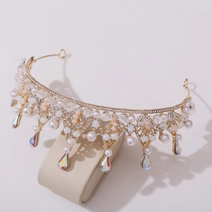 Vue détaillée d'une couronne de mariée dorée avec perles blanches et cristaux étincelants