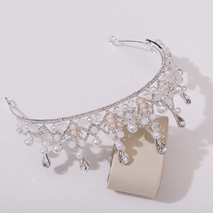 Vue détaillée de la couronne de mariée avec perles, cristaux et pendentifs en goutte