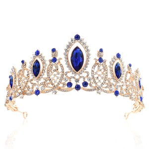 Makro-Detail des goldenen Diadems mit blauen Marquise-Edelsteinen und Kristallen