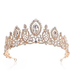 Eleganter europäischer Brautkranz mit Kristallen, Strasssteinen und goldenen Details