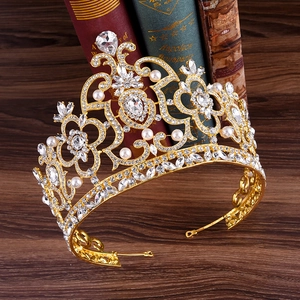 Détail de diadème de mariée doré avec strass et perles posé sur des livres anciens