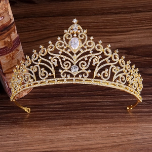 Luxus Brautkrone in Gold mit weißen Strasssteinen und Zirkon auf antikem Holztisch