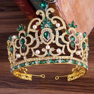 Couronne baroque luxueuse en or avec pierres précieuses vert émeraude et perles pour mariées