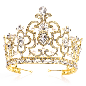 Vue détaillée du diadème de mariée doré de luxe avec strass étincelants et perles blanches
