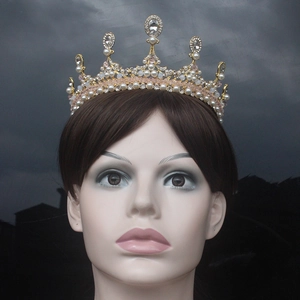 Vue détaillée de la couronne de mariée dorée avec perles blanches et strass brillants