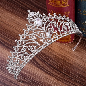 Elegante silberne Brautkrone mit Strasssteinen und Zirkonia auf Vintage-Schreibtisch